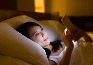 夜间接触蓝光或增加肥胖风险吗 熄灯玩手机有什么危害